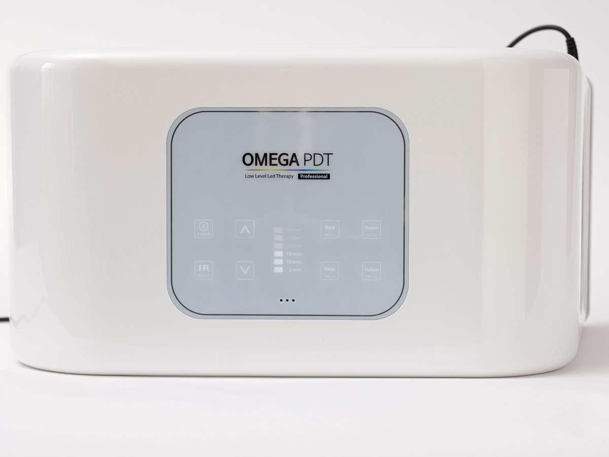 OMEGA PDT 本体の操作パネル（電源・時間・Red／Green／Blue／Yellow／IR の切り替え）
